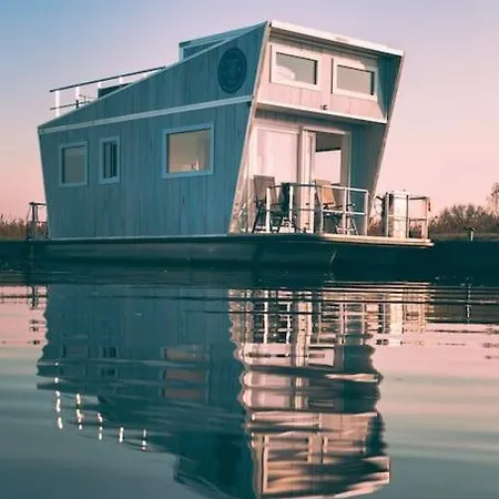 Botel Tiny Beachhouse *